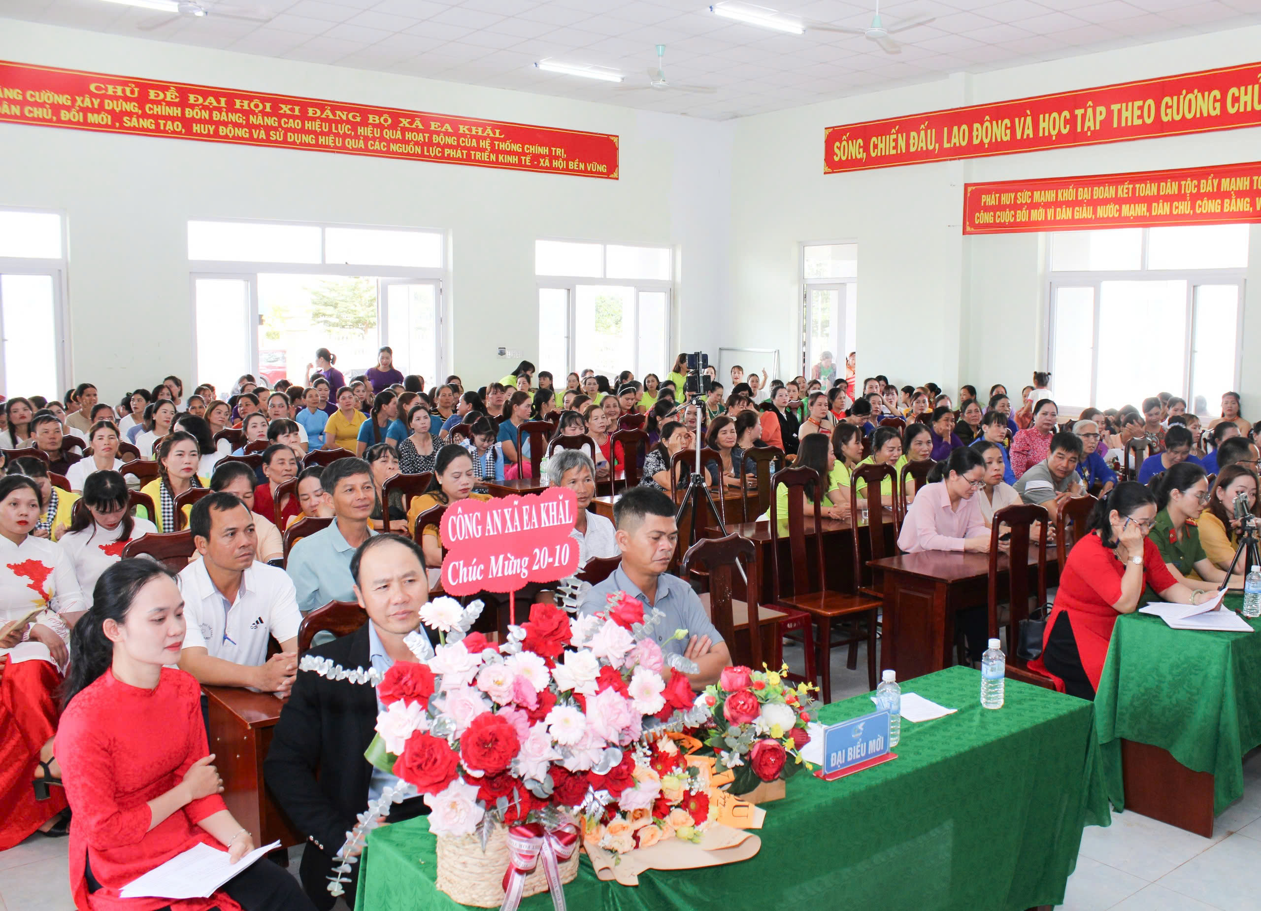 Lễ ra mắt mô hình tập hợp Hội viên, phụ nữ trên không gian mạng, tại xã Ea Khăl.